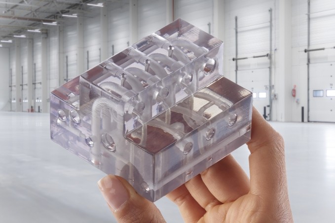 Transparente oder nahezu optisch klare Bauteile